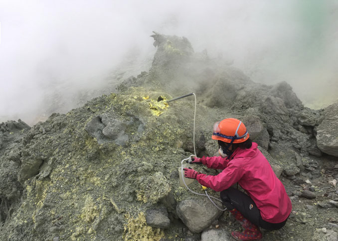 Collecting volcanic gas samples from a fumarole