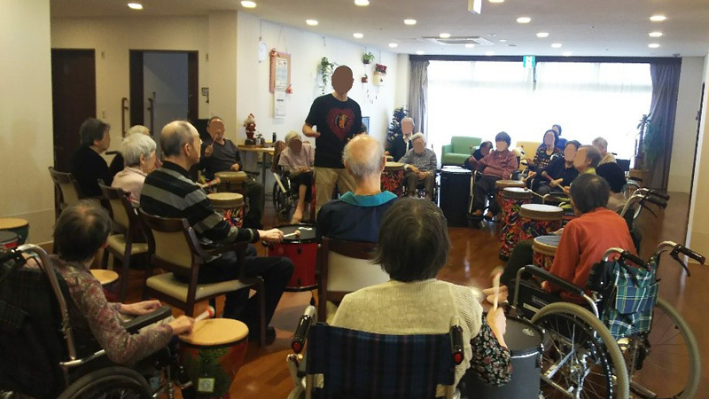 図1：特別養護老人ホームでのドラム演奏中の様子