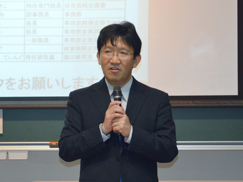挨拶をする中野義昭先端研所長