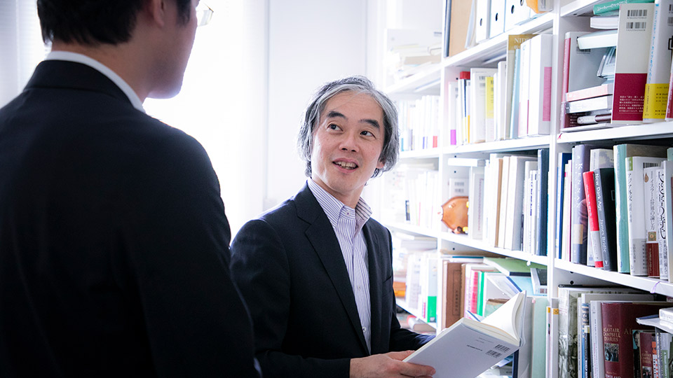 研究室にて特任助教の若林氏(左)と議論する牧原教授