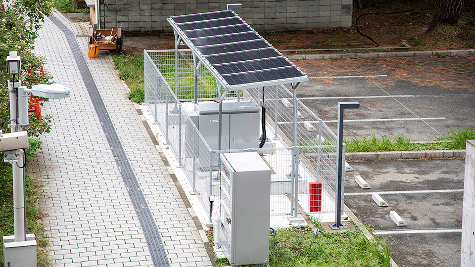 先端研がある東大・駒場IIキャンパス西門横に設置された太陽光発電（シリコンベース）で動く自動販売機
