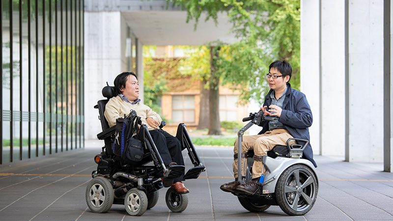 Associate Professor Namiki, in discussion with Associate Professor Shin-ichiro Kumagaya 