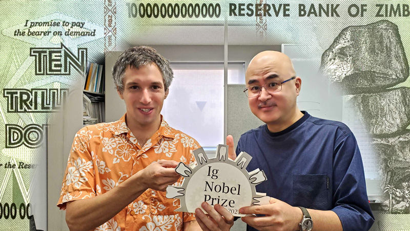 イグ・ノーベル賞トロフィーを持つ西成先生とクラウディオ先生