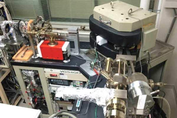 Magnetic sector mass spectrometer for noble gas isotope analysis