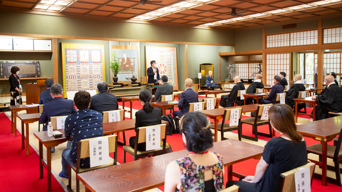 金剛峯寺新別殿にて、開会宣言を行う神崎亮平教授