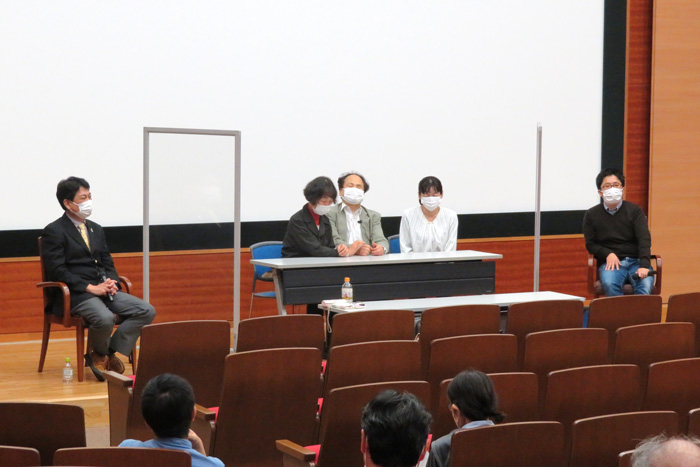 トークショーに出席した杉山所長、福島教授、松本監督