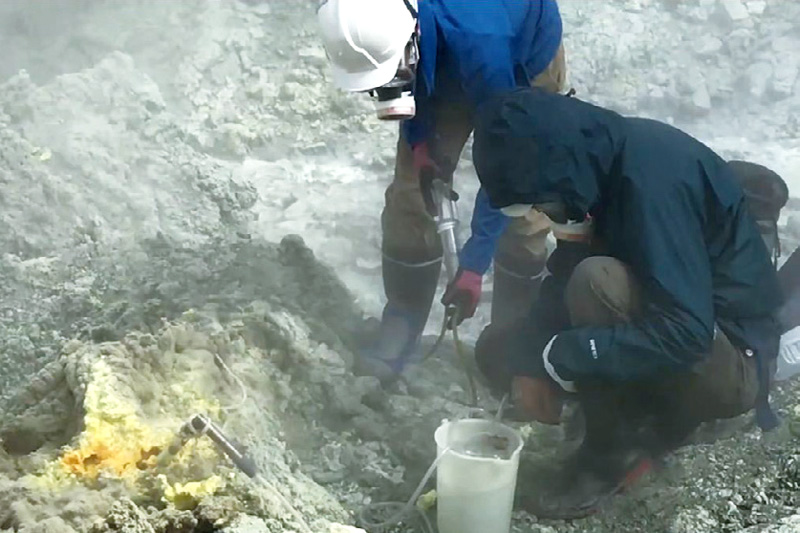 Collecting volcanic gas samples from a fumarole