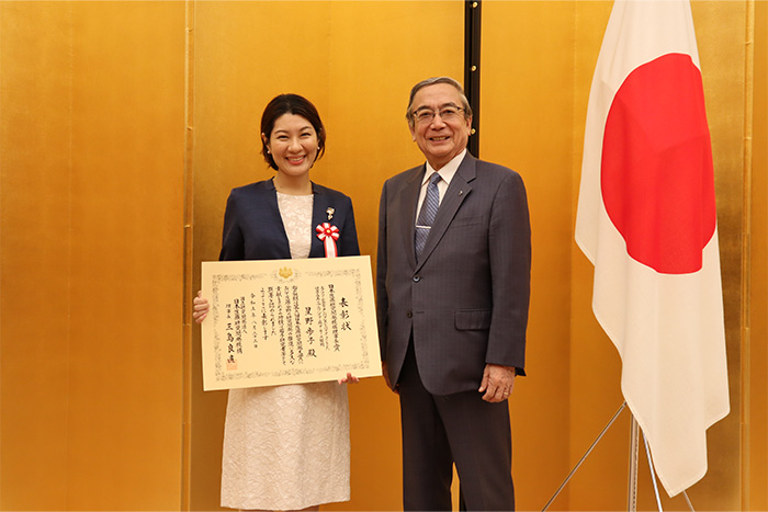 AMED理事長賞を受賞した星野教授（左）