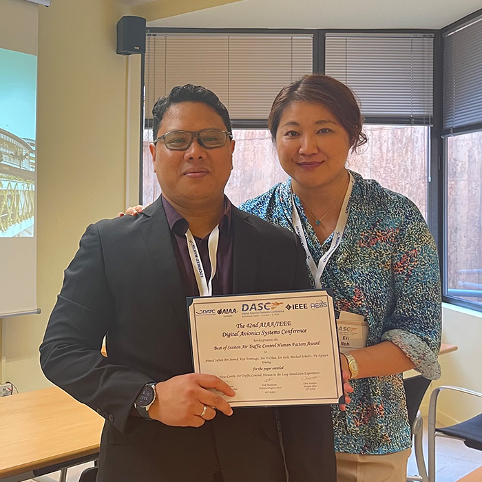 （From left to right）Mr. Ahmad Sufian Bin Jumad from Nanyang Technological University's ATMRI (Air Traffic Management Research Institute) and Professor Itoh