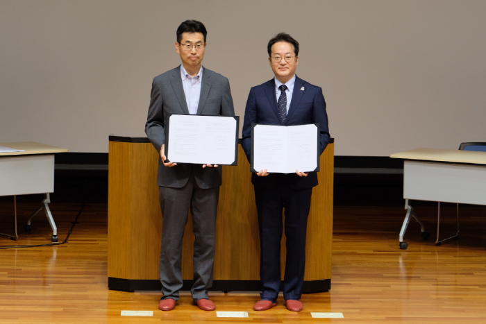協定書を交わしたあとの記念撮影