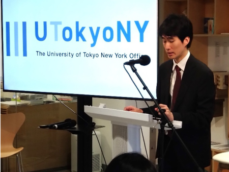 招待講演を行う佐藤直人領事・経済部⻑