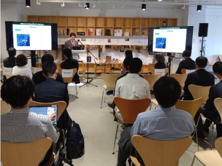 参加者の様子とレセプションでの意見交換の様子(1)