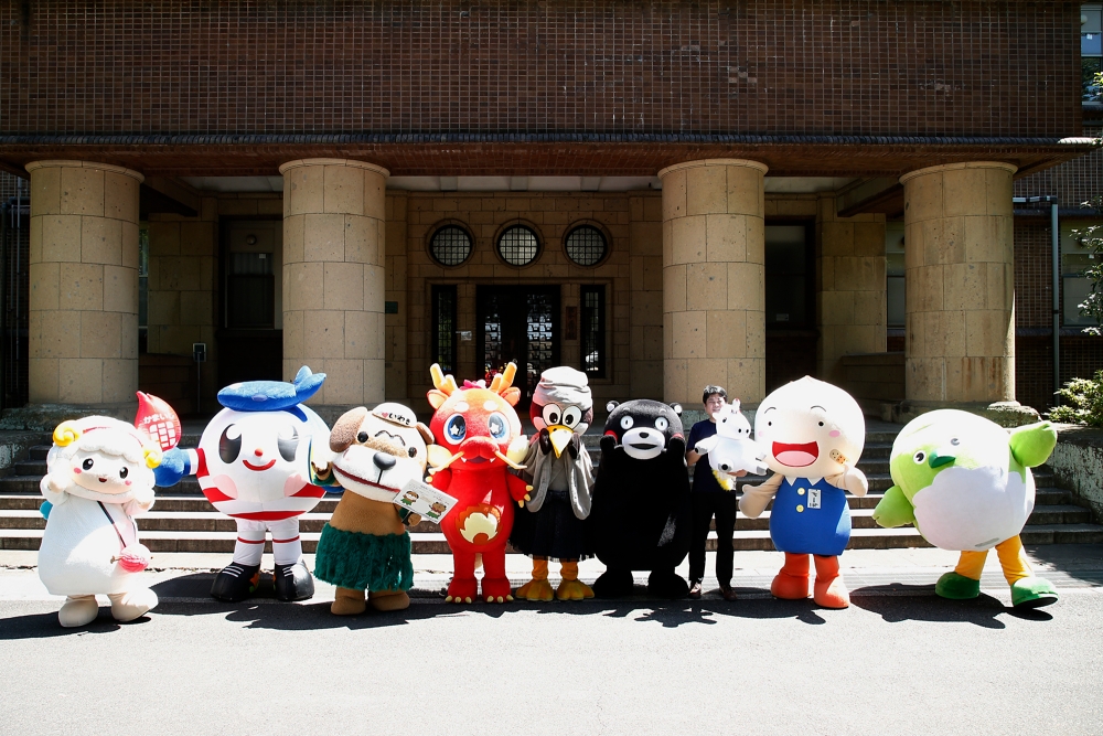 キャンパス公開2024に集ったご当地キャラと杉山正和所長（右から3番目）