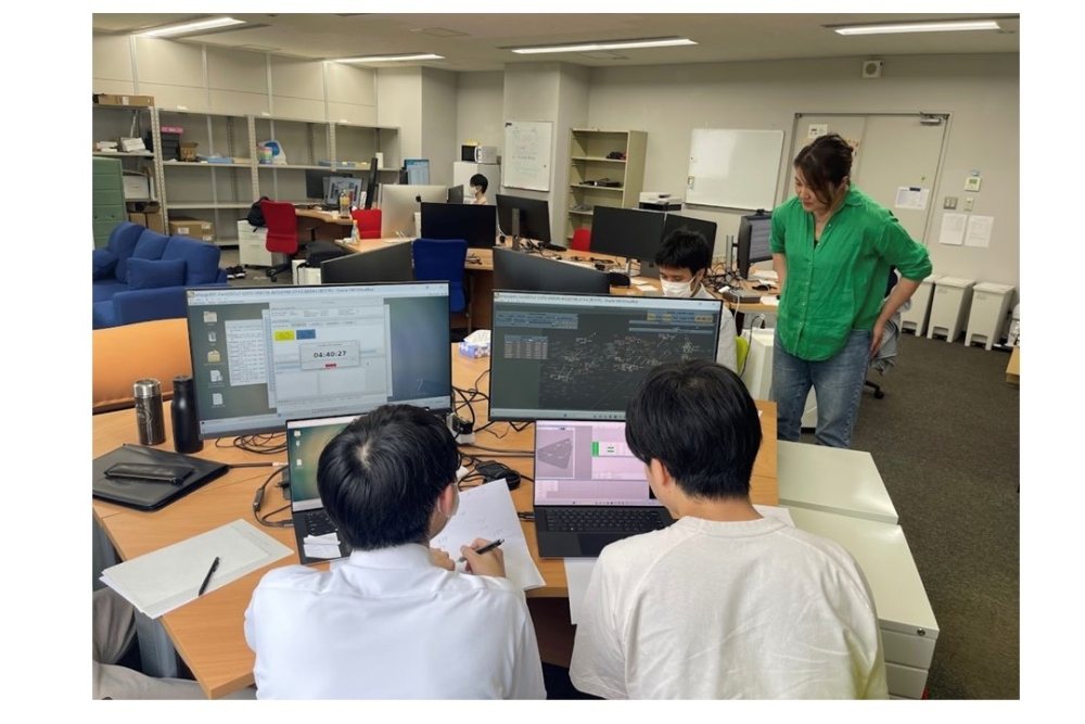 航空管制を模擬したヒューマンインザループ  シミュレーション①：シミュレーション統括席とパイロット卓