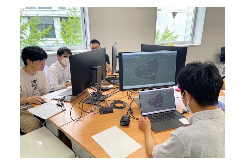 航空管制を模擬したヒューマンインザループ  シミュレーション②：航空路管制を模擬した管制卓