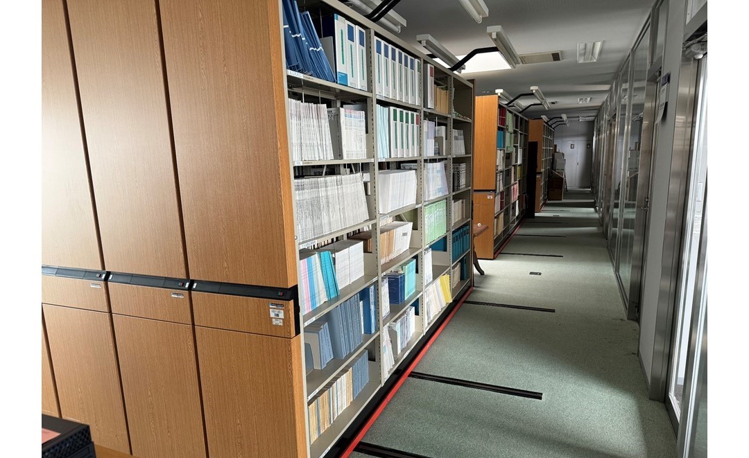 先端研内書庫"
