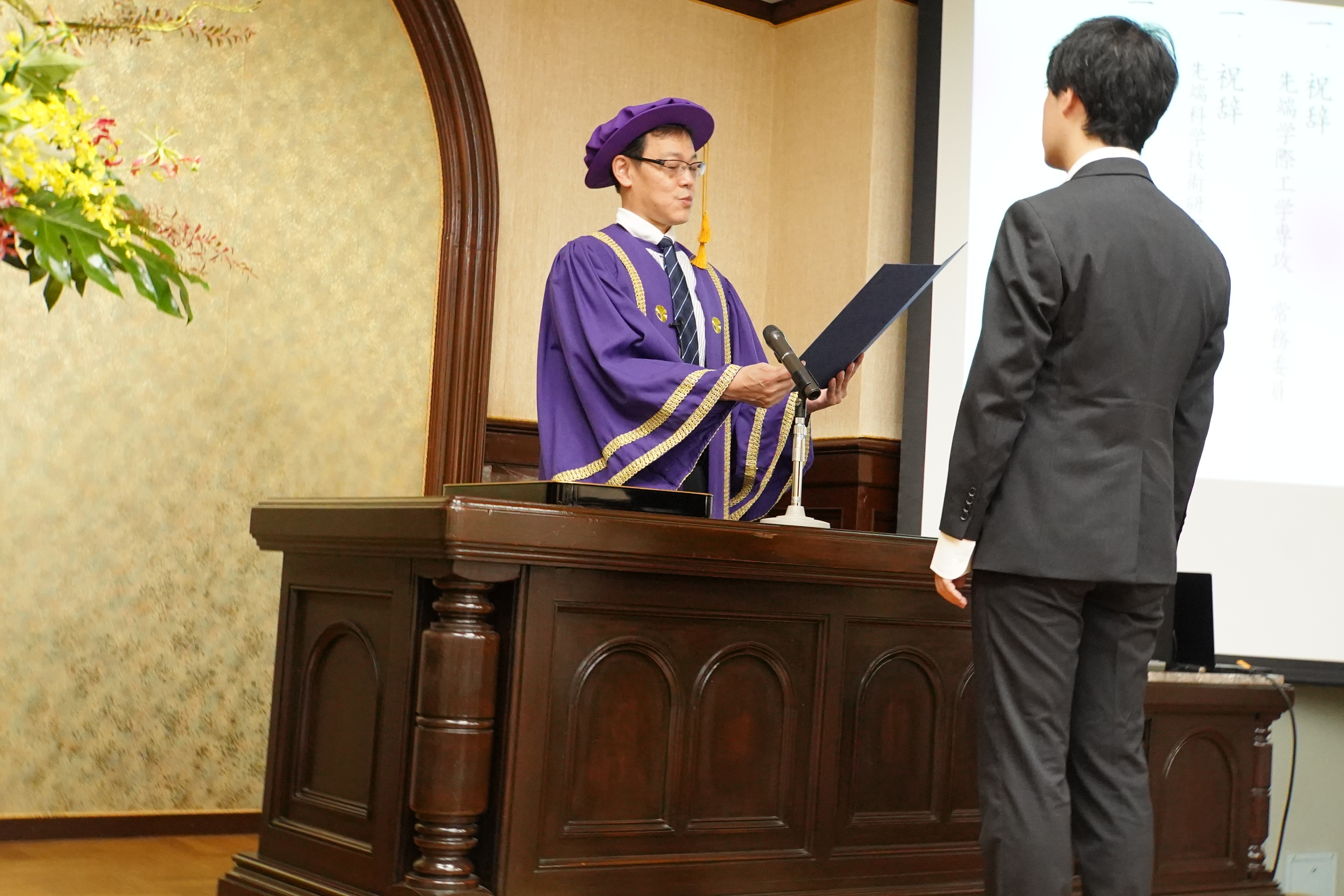 修了書を授与する岩本聡常務委員