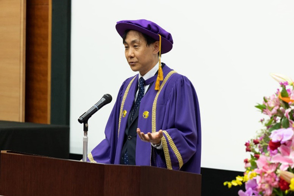 祝辞を述べる常務委員の角野教授