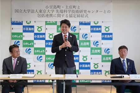 あいさつの言葉を述べる杉山所長（中央）
