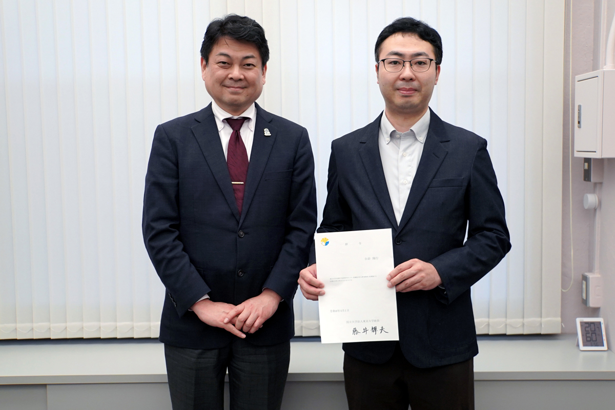 杉山所長と白岩准教授（右）