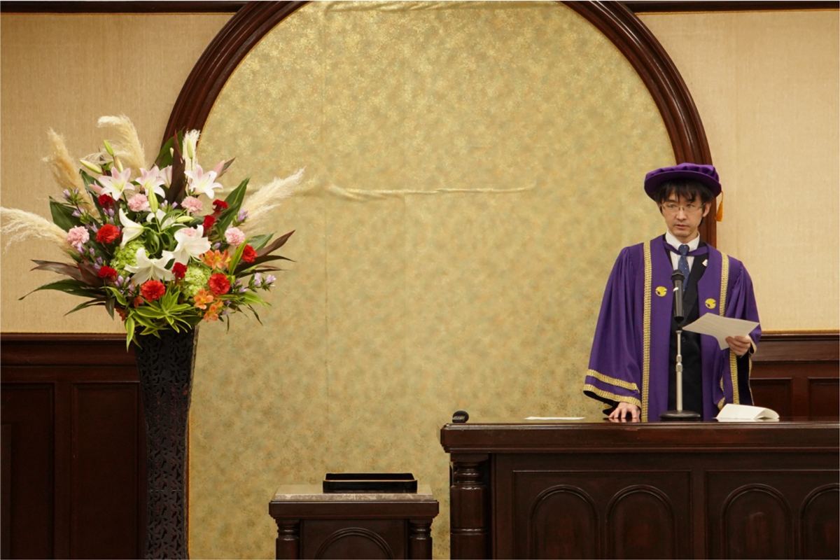 祝辞を贈る小関泰之常務委員