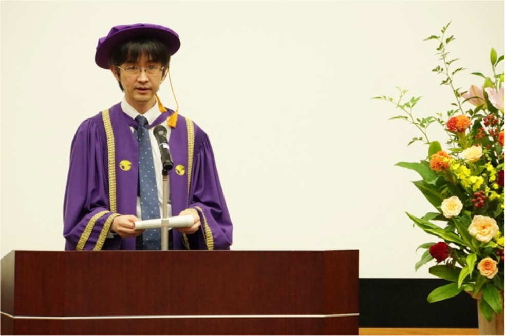 入学生にメッセージを贈る先端学際工学専攻常務委員の小関泰之教授